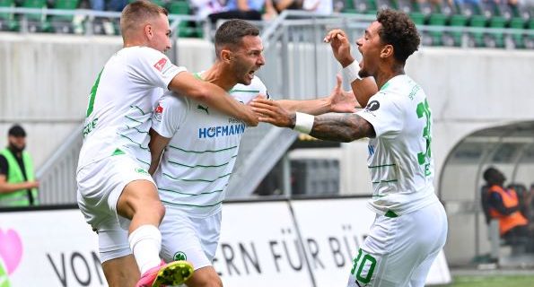 Greuther Fürth players celebrating goal